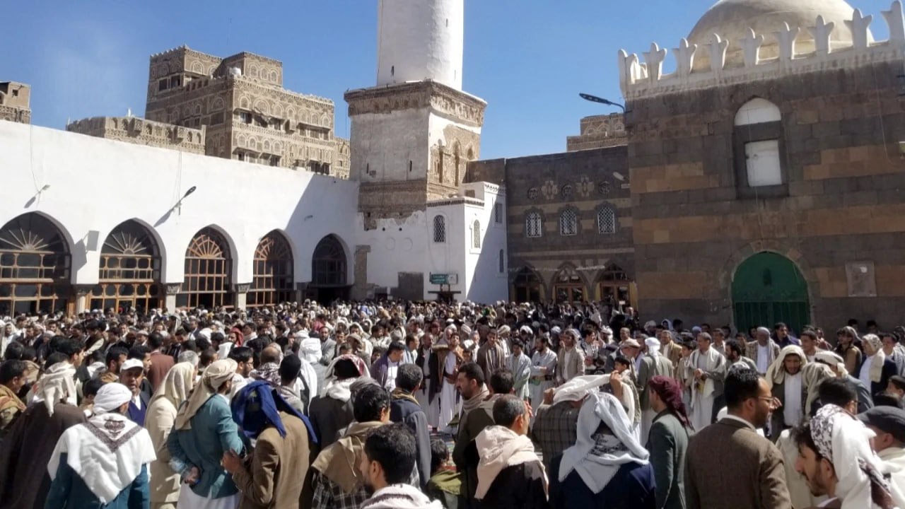 وقفات شعبية حاشدة لأبناء أمانة العاصمة احتفاء بعيد جمعة رجب