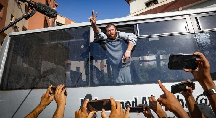 وصول 5 أسرى فلسطينيين محررين إلى مستشفى شهداء الأقصى بغزة