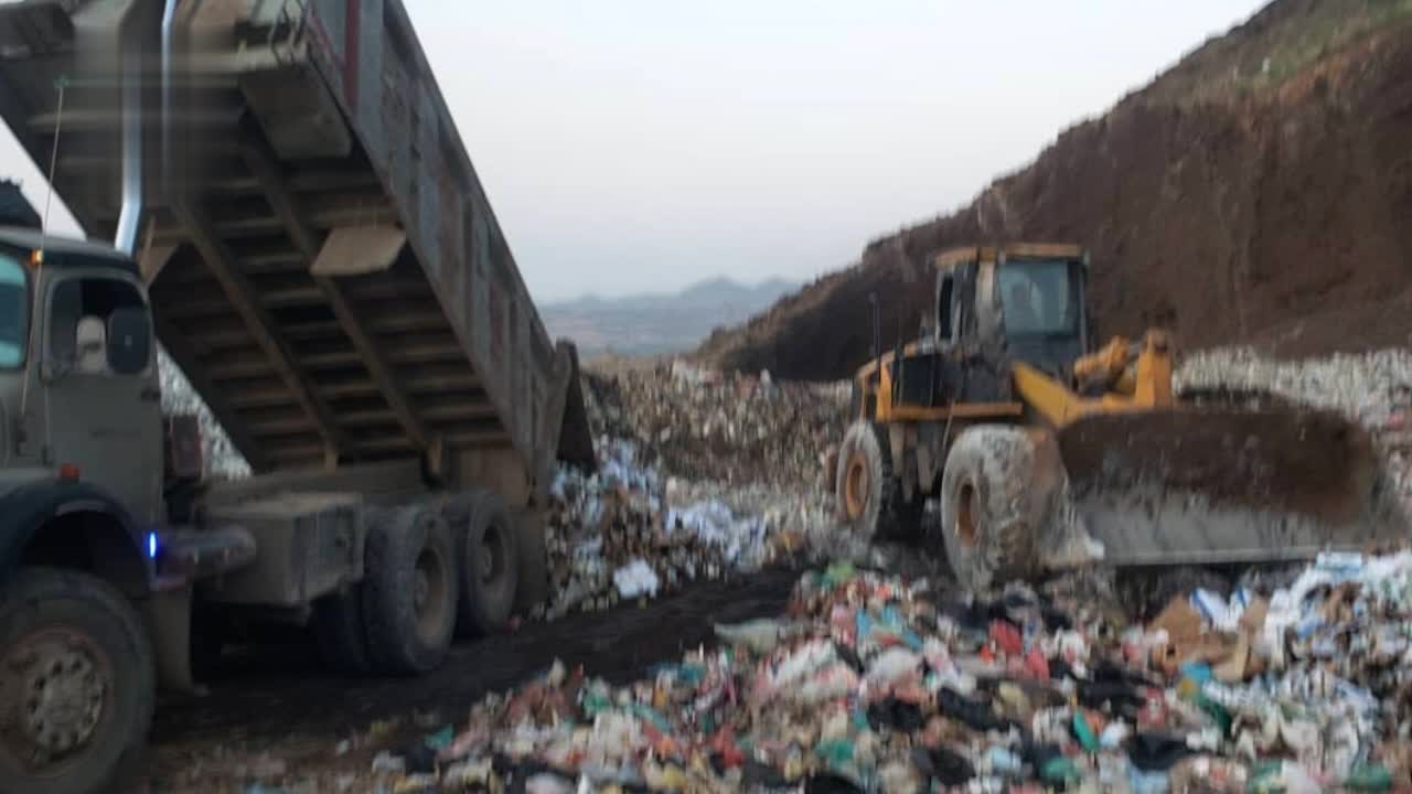 مكتب الاقتصاد في الأمانة يتلف 33 طناً من المواد الغذائية منتهية الصلاحية