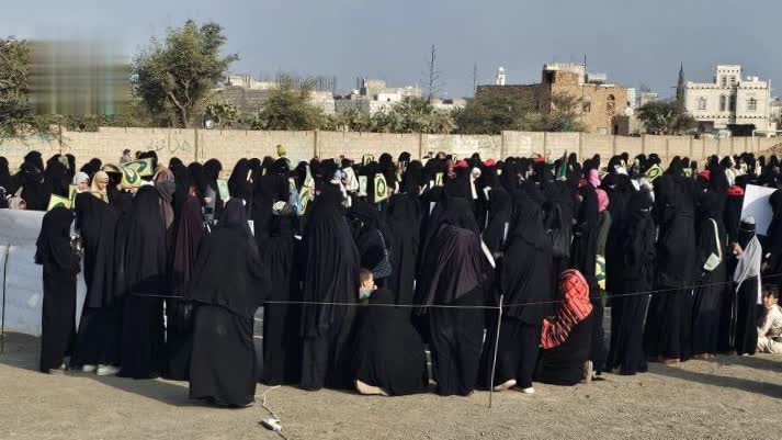وقفة للهيئة النسائية في تعز تنديدًا بالإساءة الأمريكية للقرآن الكريم