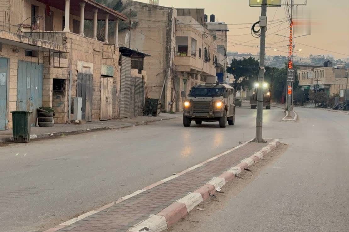 العدو الإسرائيلي يقتحم قباطية ويعتقل والد منفذ عملية بيسان ويحتجز مزارعين شرق طوباس