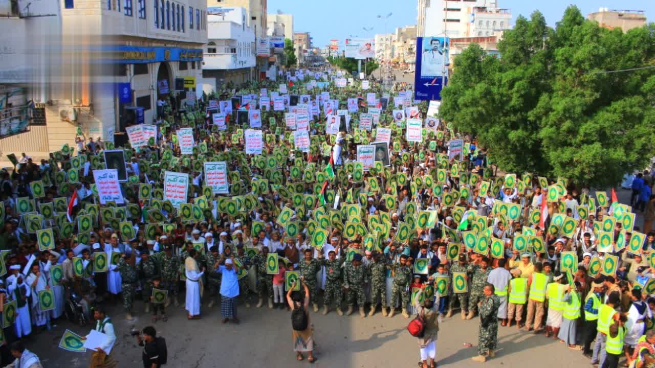 317 ساحة في الحديدة تحتشد بمسيرات مليونية تنديدًا بالإساءة للقرآن ونصرةً لفلسطين