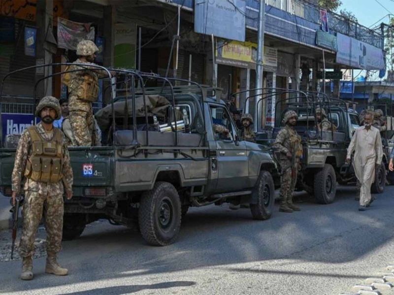 مقتل 5 من عناصر الأمن الباكستاني في هجوم مسلح