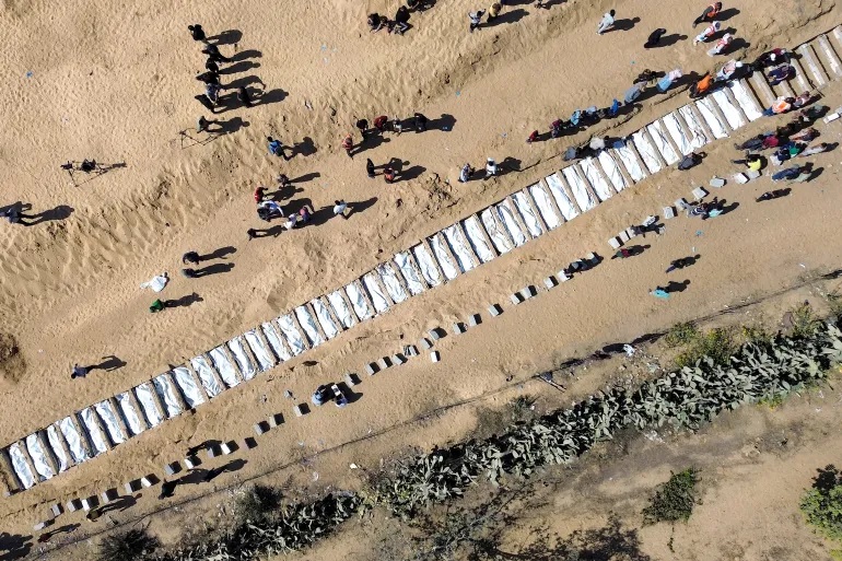 مركز حقوقي: إخفاء العدو الصهيوني هوية جثامين الشهداء بغزة انتهاك صارخ للقانون الدولي