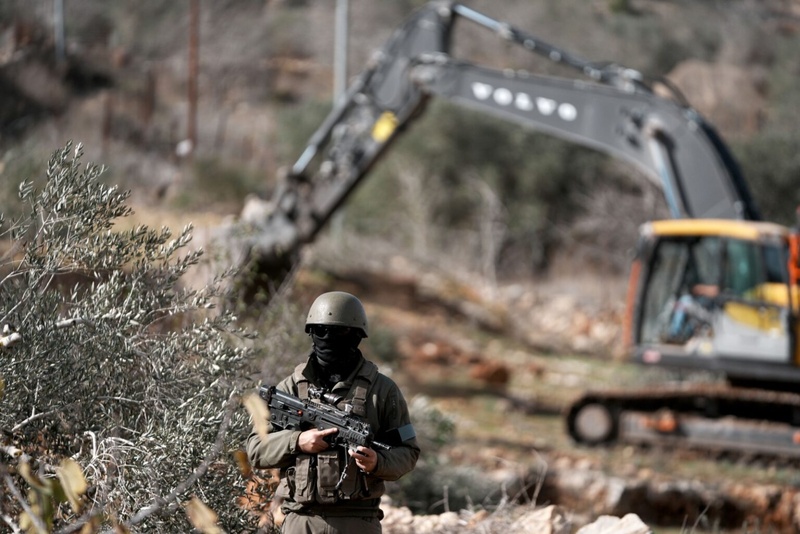 قوات العدو الإسرائيلي تقتلع عشرات أشجار الزيتون غرب سلفيت ومستوطنون يعتدون على منازل وأماكن دينية في الخليل