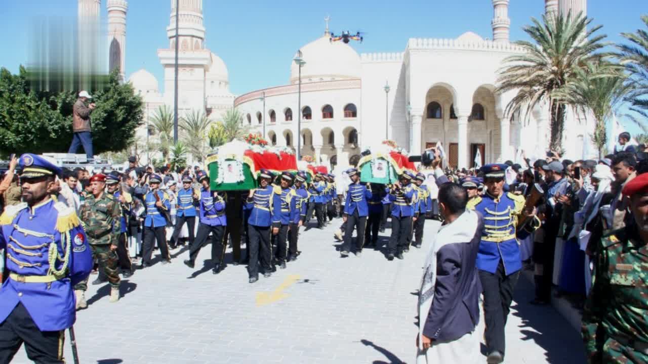 في موكبٍ جنائزيٍ مهيب.. تشييع جثامين عدد من شهداء الوطن والقوات المسلحة في صنعاء