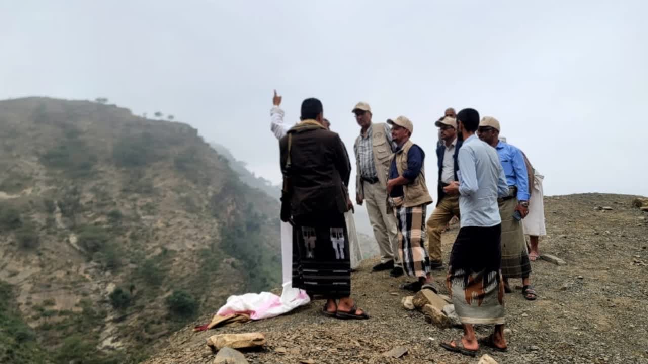 نزول ميداني لإجراء الدراسات الحقلية على مواقع الانزلاقات في قفل شمر بحجة