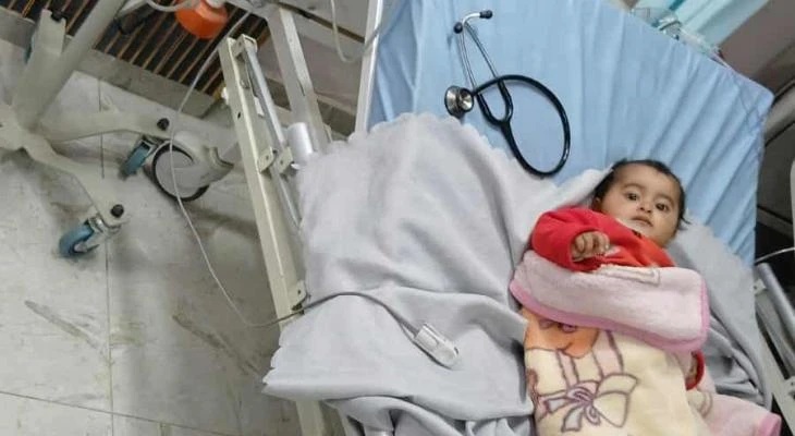 اصابة طفلة فلسطينية باعتداء للمستوطنين قرب الخليل