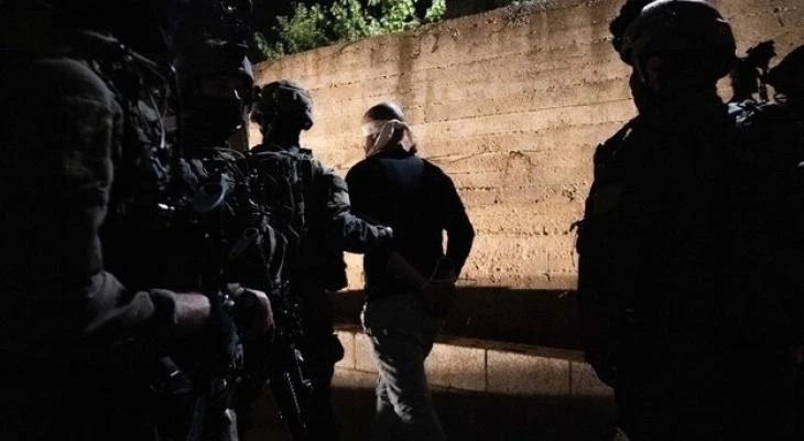 العدو الإسرائيلي يشن حملة مداهمات واعتقالات في أنحاء متفرقة من الضفة الغربية