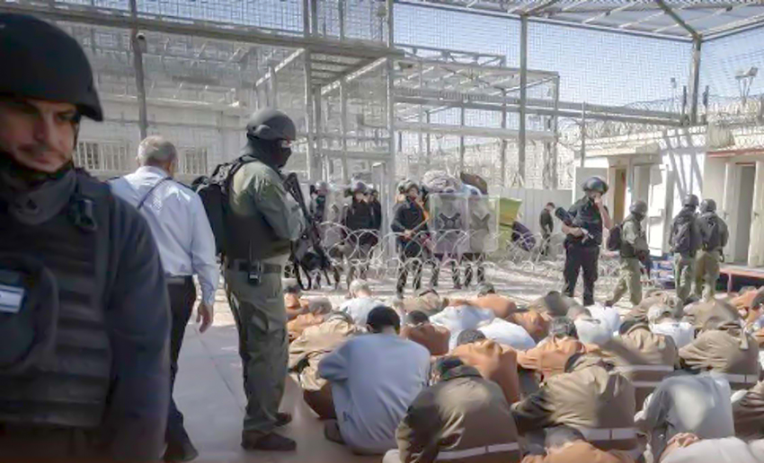 “إعلام الأسرى”: خطر متزايد يتهدد الأسرى الفلسطينيين في عزل “جانوت” إثر تصعيد القمع والاقتحامات