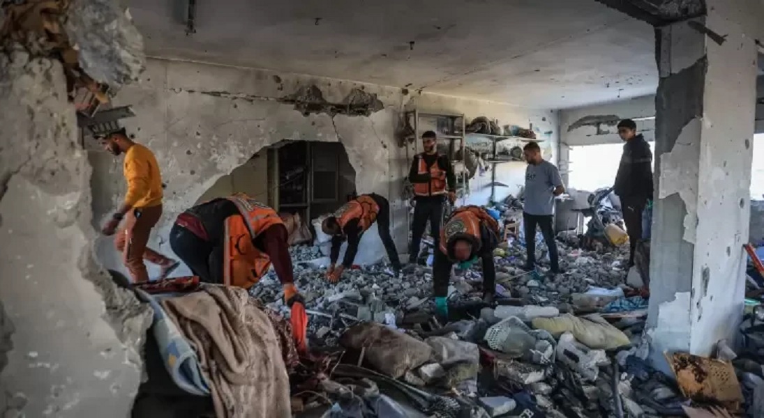 الدفاع المدني : انتشال جثتي طفلتين من عائلة انهار سقف منزلها في غزةخ