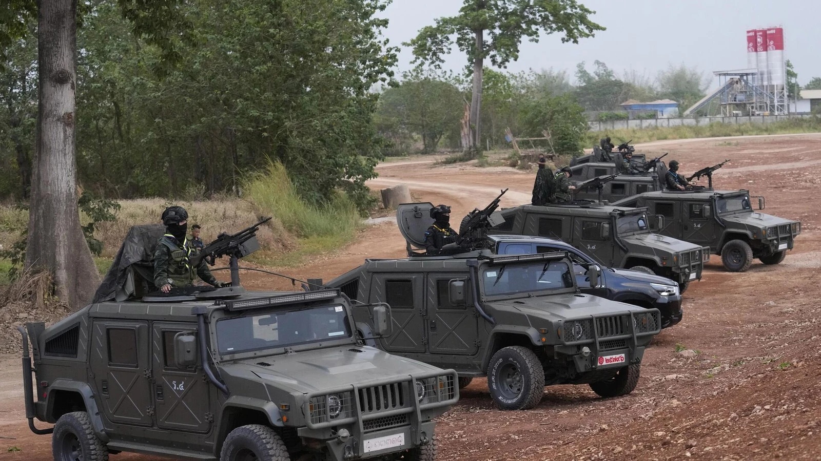 القوات التايلاندية تطلق عملية بحرية – جوية واسعة قرب الحدود الكمبودية مع تصاعد التوتر