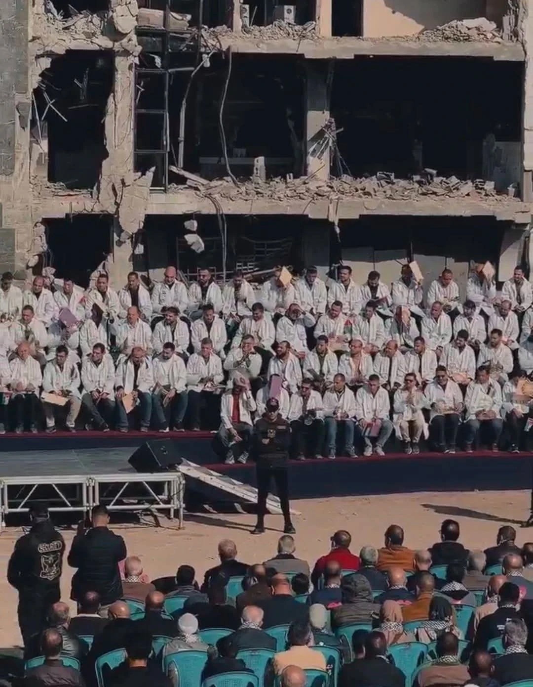 “الصحة”بغزة : ساحة مستشفى الشفاء التي استشهاد فيها 400 شخص تشهد تخرج 170 طبيبا