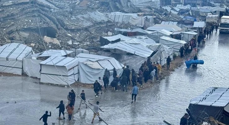 أمطار غزيرة تُغرق خيام النازحين في غزة وتفاقم ظروفهم الكارثية