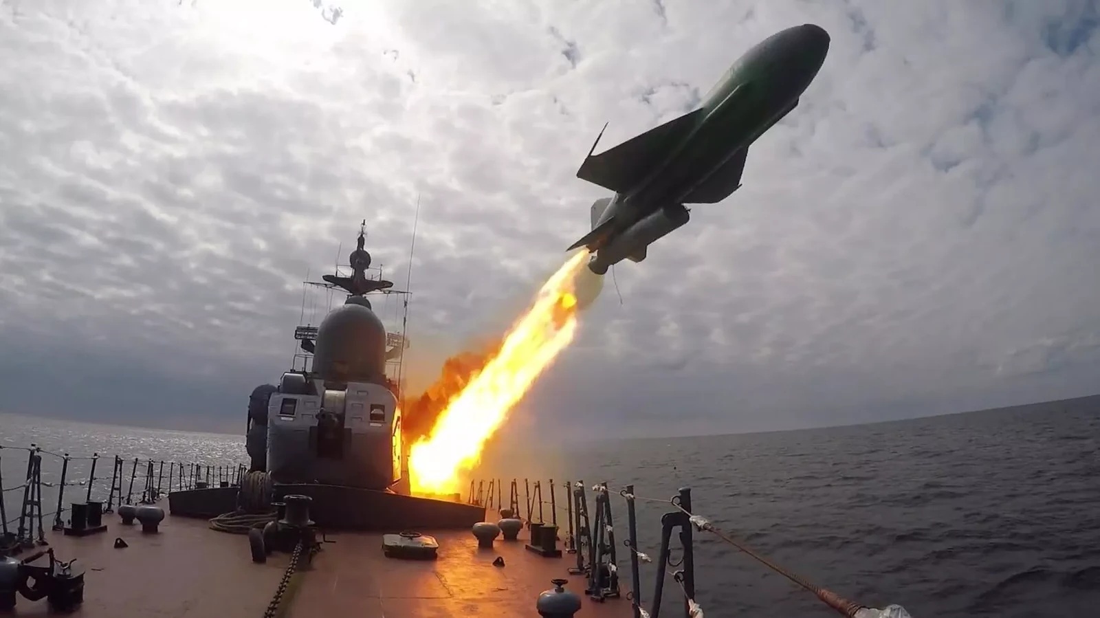 حاكم روستوف يعلن سقوط إصابات وتضرر سفينة بعد هجوم أوكراني