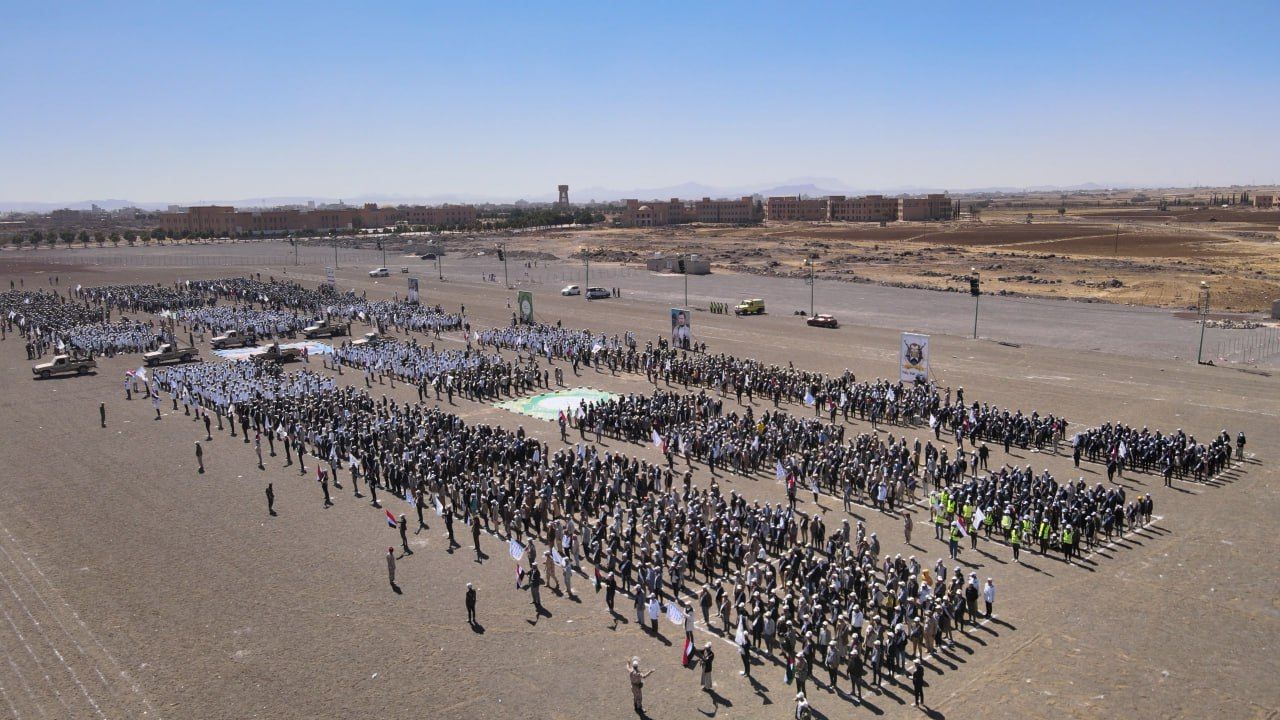 عرض طلابي حاشد لقوات التعبئة من منتسبي الجامعات والمعاهد الحكومية والأهلية بذمار