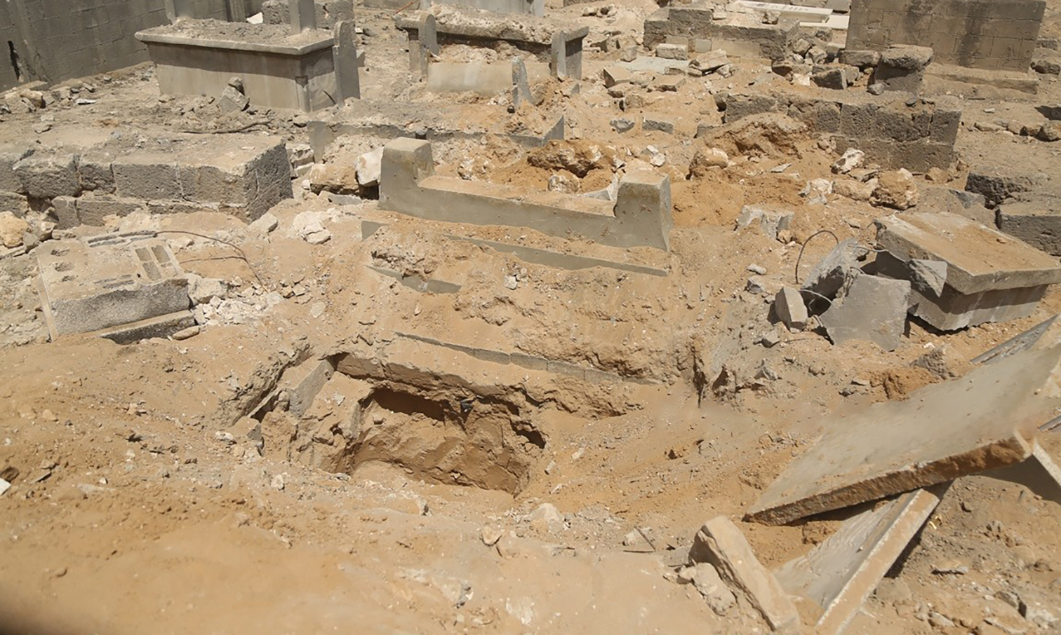 العدو الصهيوني ينبش 200 قبر شرق غزة منتهكاً حرمتهم