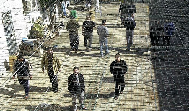 نادي الأسير الفلسطيني:9300 أسير في السجون الصهيونية منهم 49 امرأة و350 طفلا