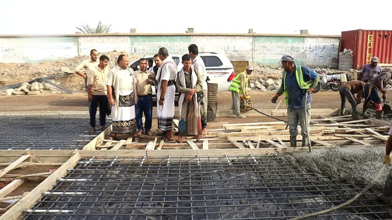 عطيفي يطلع على سير أعمال عدد من المشاريع الخدمية في الحديدة