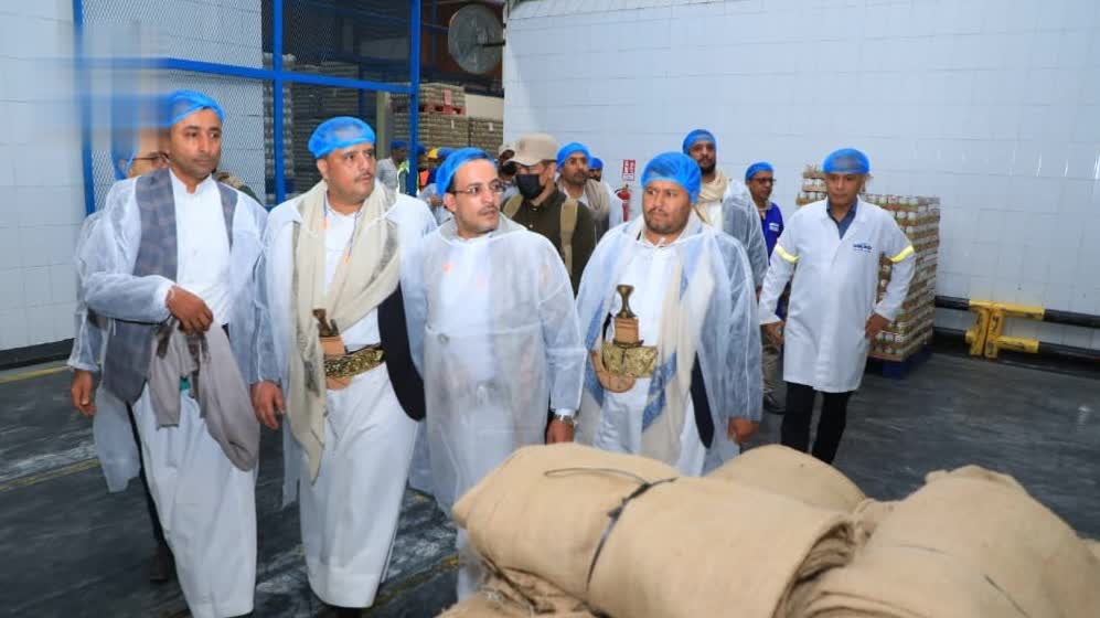 وزير المالية والقائم بأعمال وزير الاقتصاد يزوران عددًا من المصانع في تعز