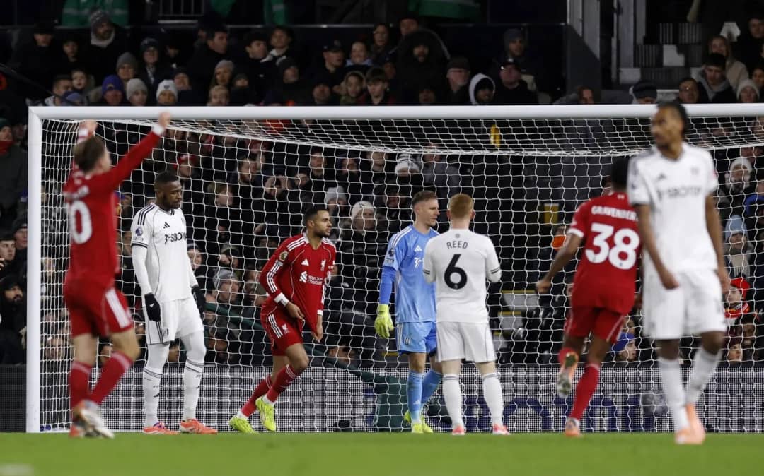 ليفربول يواصل نزيف النقاط بتعادل مثير أمام فولهام في الدوري الإنجليزي