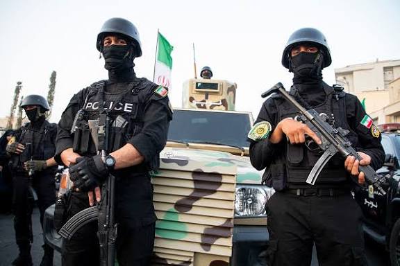 إيران تعلن تفكيك شبكة تخريبية تضم 32 شخصاً