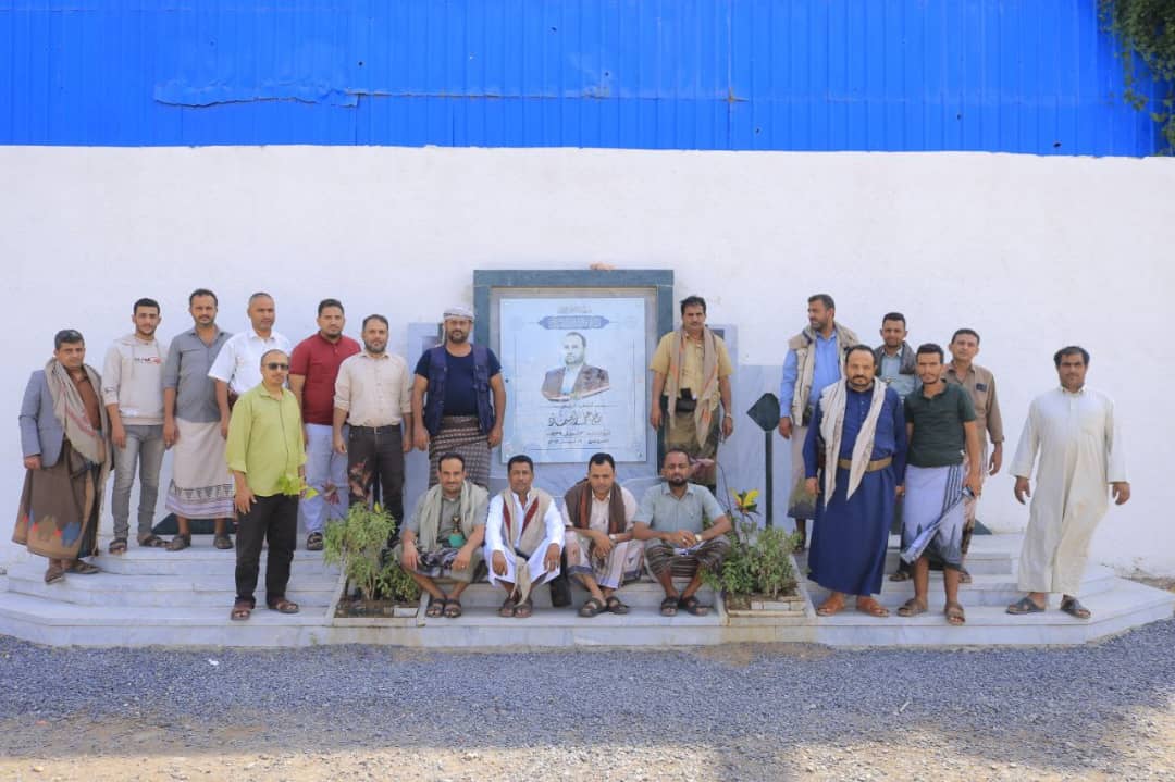 قيادة هيئة تنظيم شؤون النقل في الحديدة تزور ضريح الشهيد الرئيس صالح الصماد