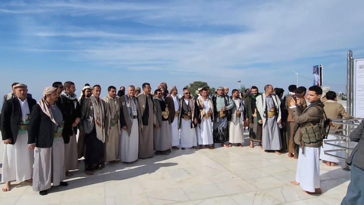 قيادة هيئة المساحة الجيولوجية تزور ضريح شهيد القرآن في صعدة