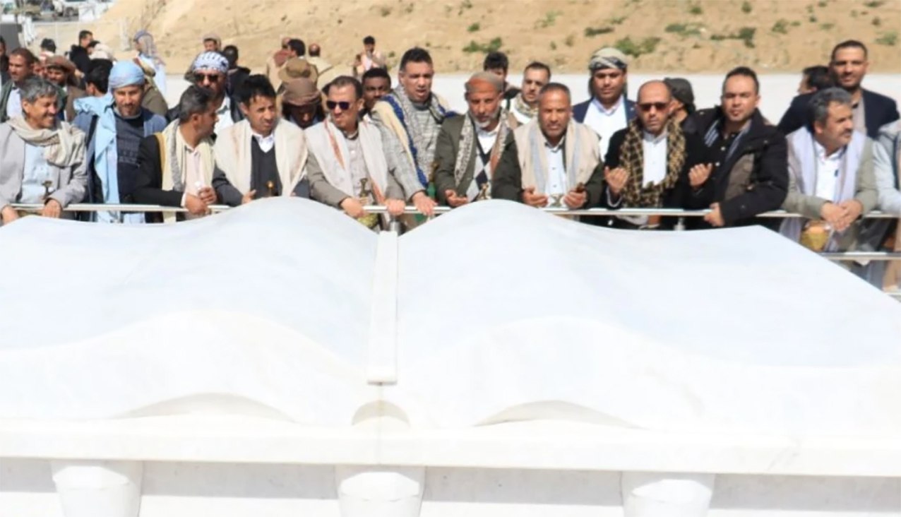 قيادة وزارة المالية والضرائب والجمارك تزور مقام الشهيد القائد في صعدة