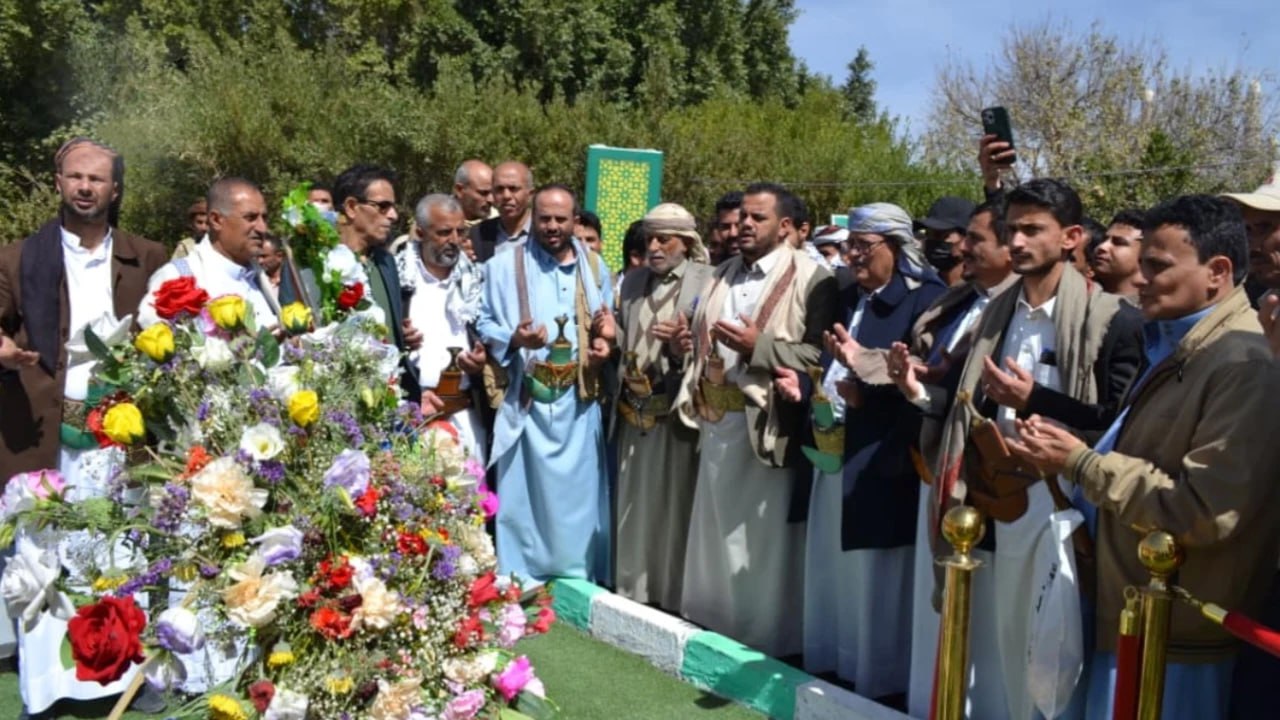 النعيمي وقيادات وزارة الزراعة يزورون أضرحة الشهداء الصماد والرهوي والغماري