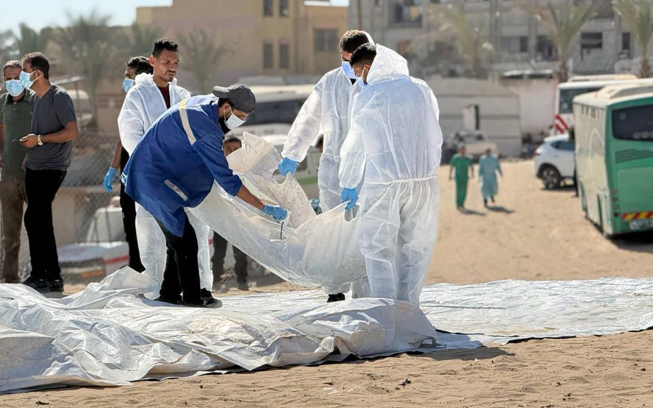 نقل رفات 50 شهيدا من مقبرة عشوائية وسط غزة