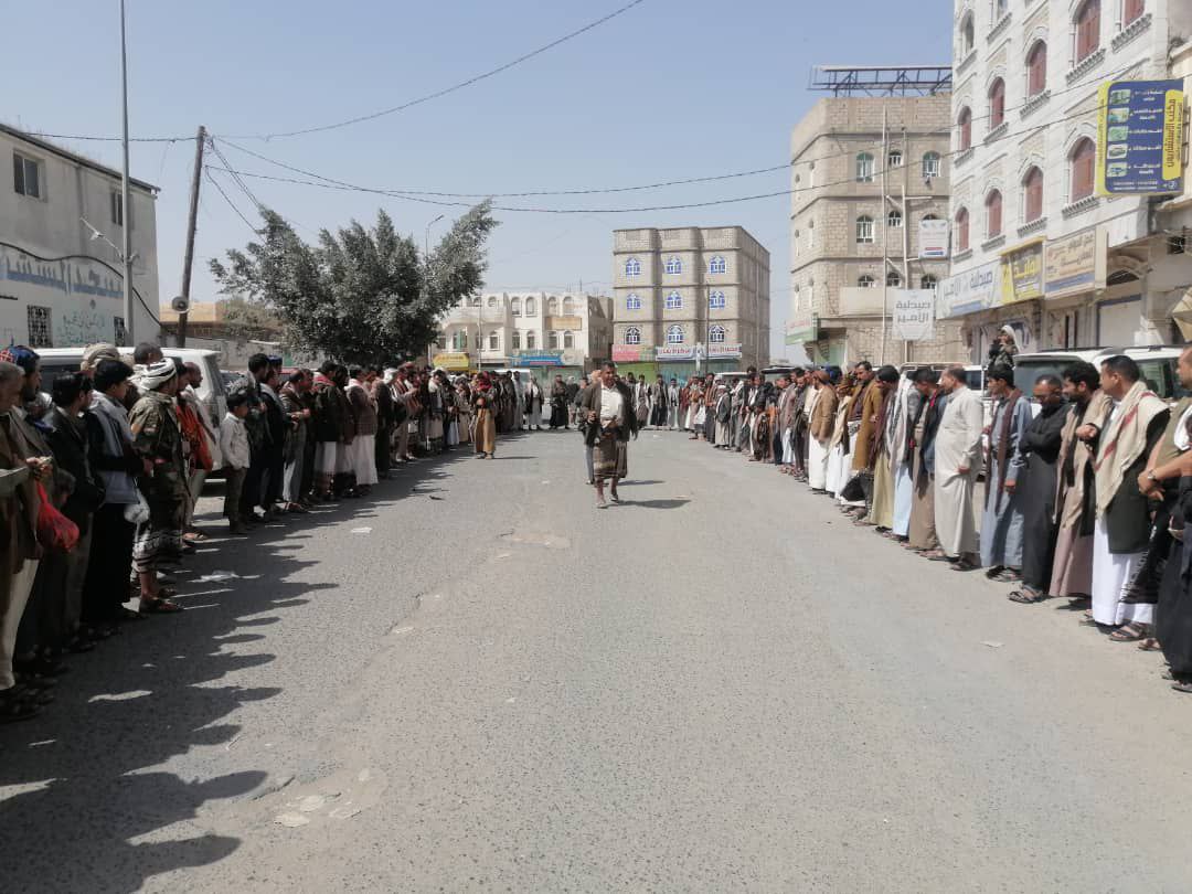 وقفات شعبية في البيضاء تأكيدًا على الجهوزية لمواجهة الأعداء