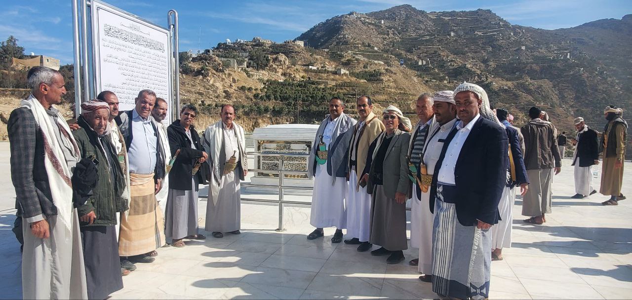 رئاسة جامعة عمران تنظم زيارة إلى ضريح الشهيد القائد في مران بصعدة