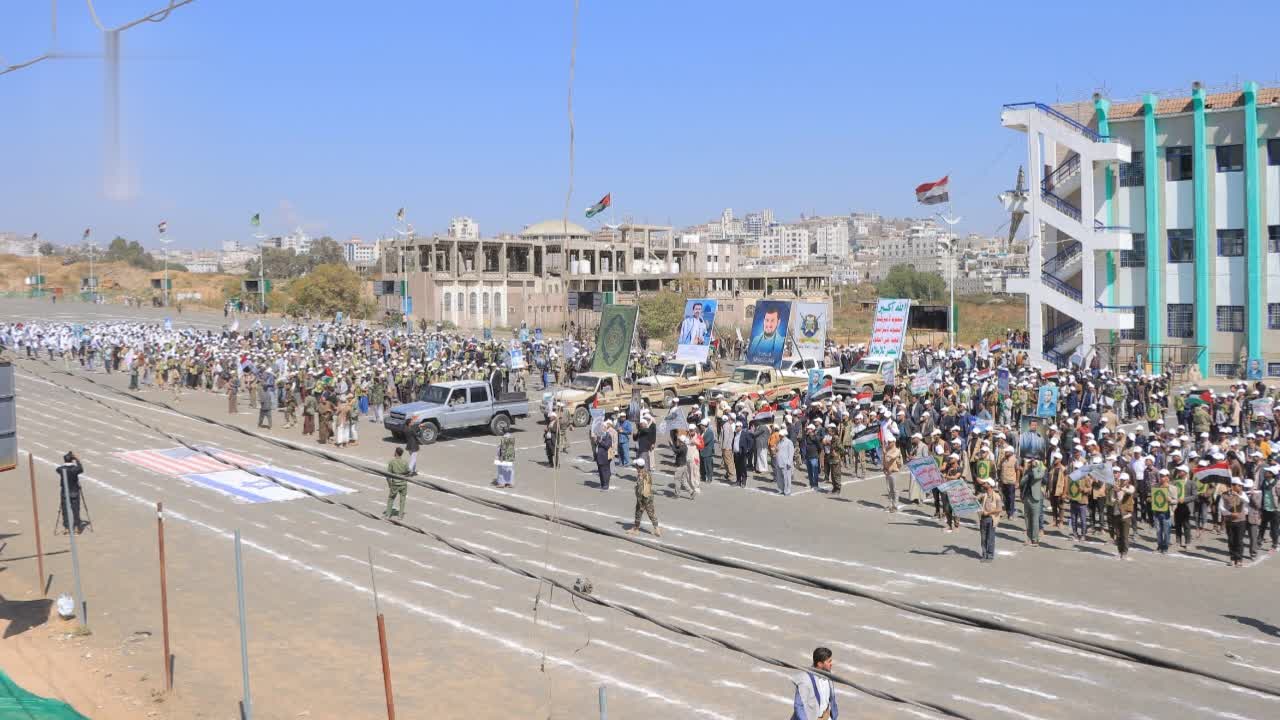 عرض لخريجي دورات التعبئة من طلاب الجامعات في إب