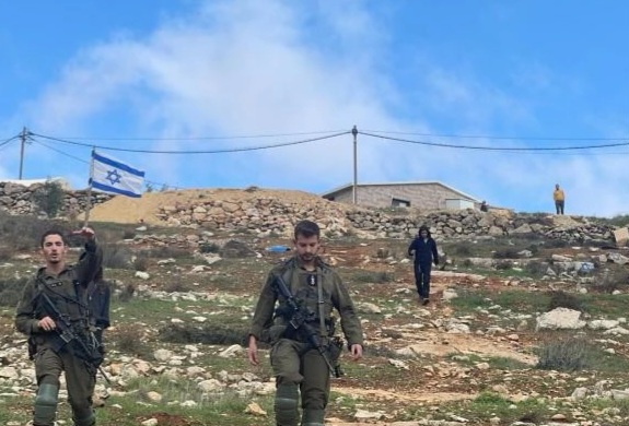 إصابة فلسطينيَين باعتداء المستوطنين على خلة النتش شرق الخليل وهجوم على المزارعين في مخماس