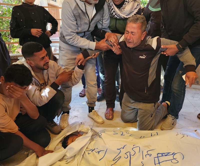 استشهاد 6 فلسطينيين بقصف للعدو الصهيوني منزلين في دير البلح وسط قطاع غزة