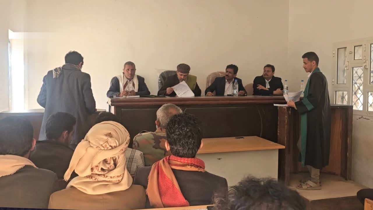 طلبة الشريعة والقانون في جامعة المحويت ينفذون تطبيق عملي في محكمة الاستئناف