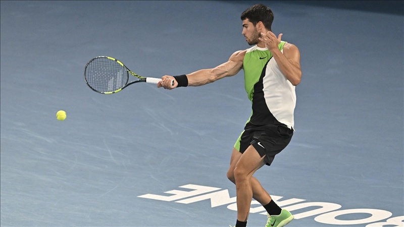 ألكاراز يبلغ نهائي أستراليا المفتوحة بعد مباراة ماراثونية أمام زفيريف