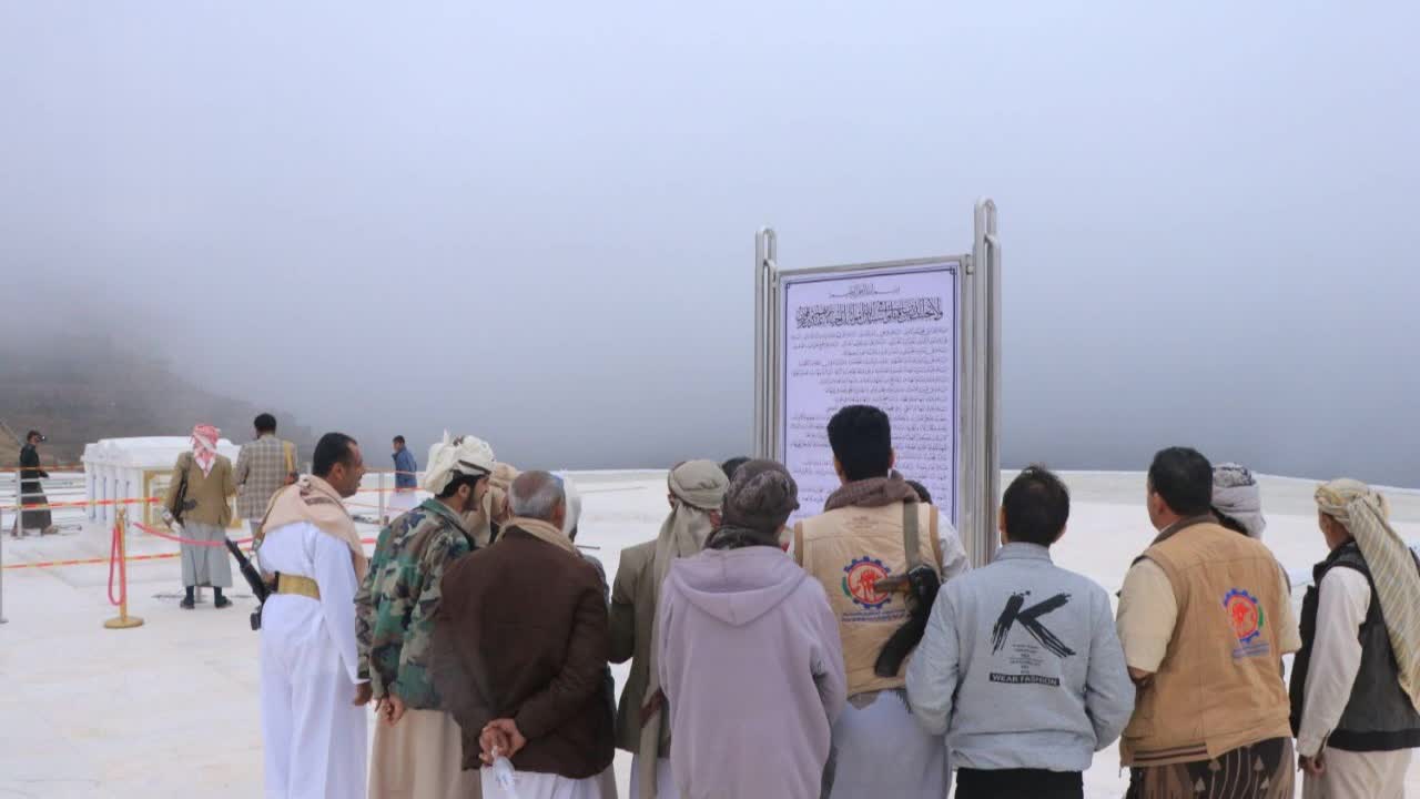 قيادة وموظفو وحدة تمويل المشاريع بالحديدة يزورون ضريح الشهيد القائد في صعدة