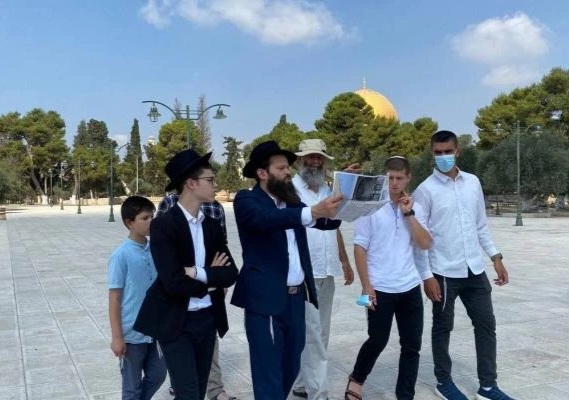 عشرات المستوطنون يقتحمون باحات المسجد الأقصى المبارك بحماية قوات العدو الإسرائيلي