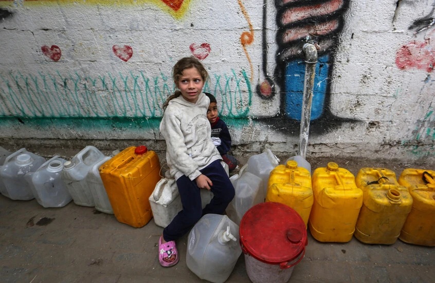 قصف صهيوني يتسبب بأزمة مياه ناجمة عن كسر بخط “ميكروت” شرقي مدينة غزة