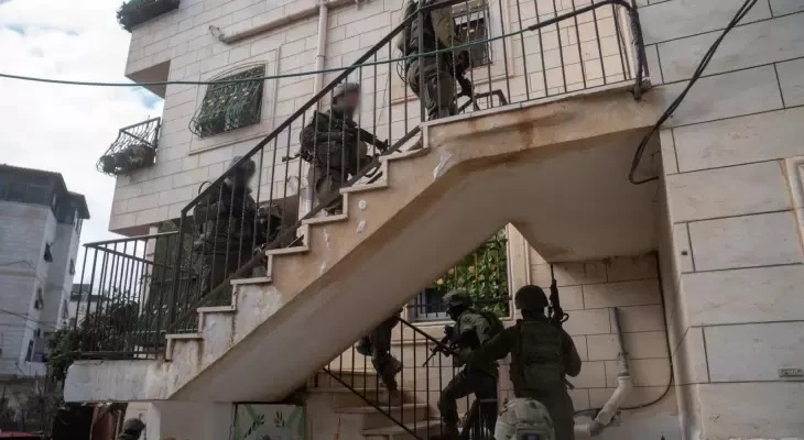 العدو الإسرائيلي يشن حملة اعتقالات ومداهمات في الضفة الغربية