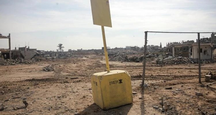 رويترز :العدو الصهيوني يعيد ترسيم “الخط الأصفر” داخل حيّ التفاح ويهجّر سكانه قسرًا