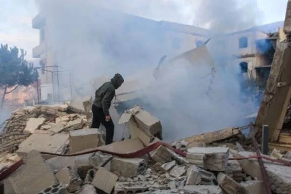 قوات العدو الاسرائيلي تتوغل جنوب لبنان وتفجر منزلين