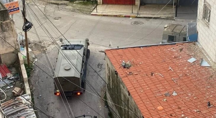 العدو الاسرائيلي يدفع بتعزيزات عسكرية إلى نابلس بعد اشتباك أصيب فيه أحد جنوده