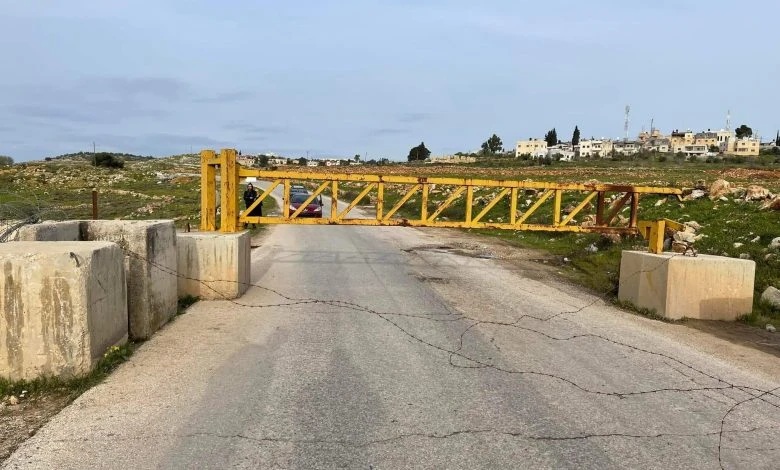 العدو الإسرائيلي ينصب حاجزا عسكريا عند مدخل النبي صالح شمال رام الله ..