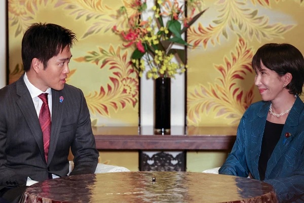 شريك في الائتلاف الحاكم : رئيسة وزراء اليابان ربما تدعو لانتخابات مبكرة