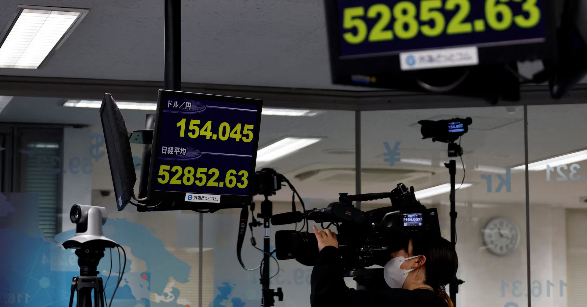 نيكي يتراجع مع صعود الين ومكاسب أدفانتست تحد من الخسائر