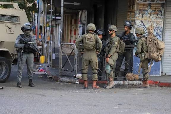 قوات العدو الإسرائيلي تعتدي على الفلسطينيين وتعتقل عددا منهم في الضفة الغربية