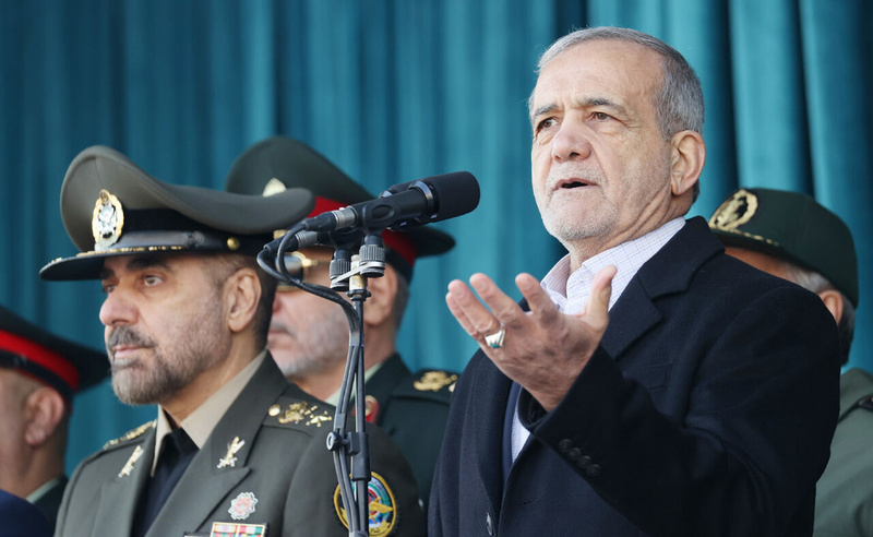 الرئيس الإيراني يدعو لمشاركة حماسية في مسيرات الذكرى الـ47 لانتصار الثورة